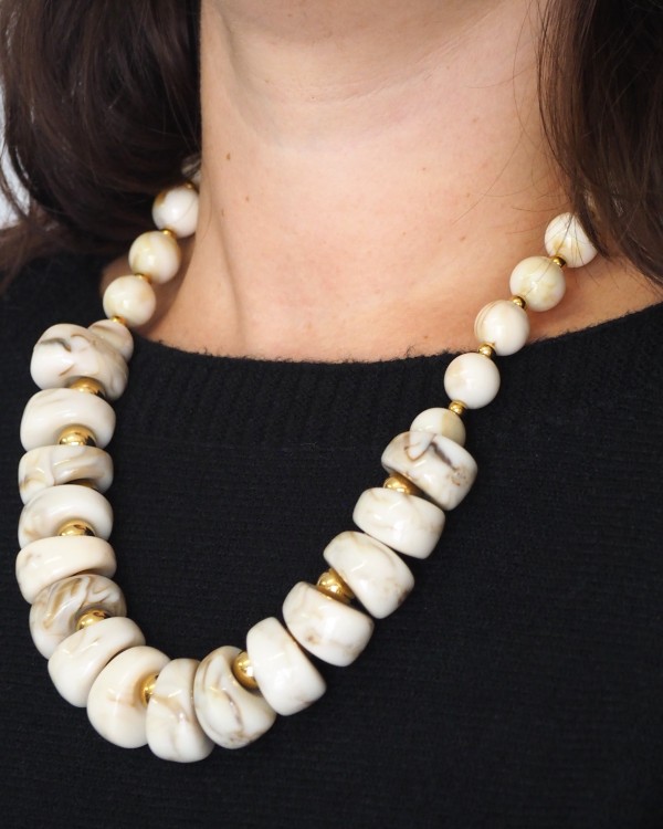 COLLAR DE RESINA EFECTO AMARMOLADO