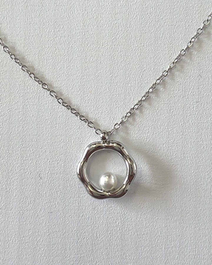 COLLAR CADENA FINA CÍRCULO IRREGULAR CON PERLA - ACERO INOXIDABLE