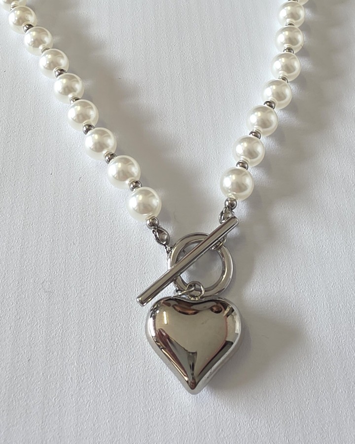 COLLAR PERLAS CON CHARM DE CORAZÓN - ACERO INOXIDABLE