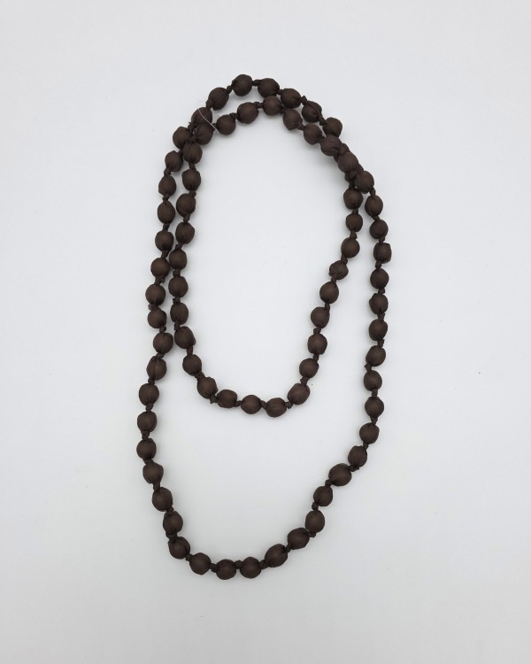 COLLAR LARGO CON BOLAS DE TELA