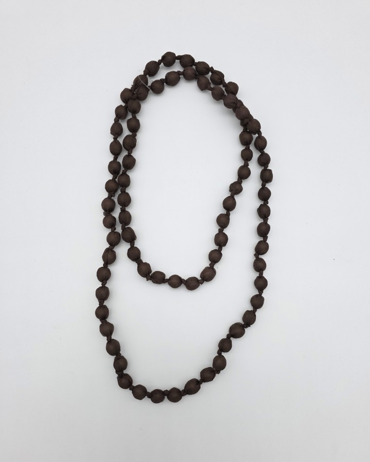 COLLAR LARGO CON BOLAS DE TELA