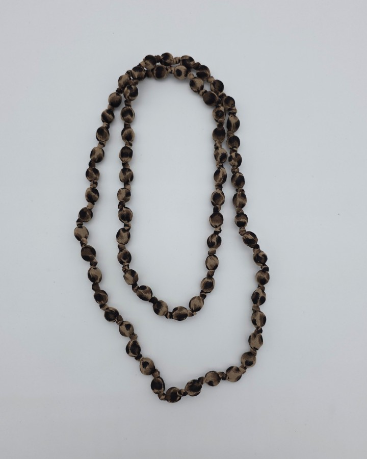 COLLAR LARGO CON BOLAS DE TELA