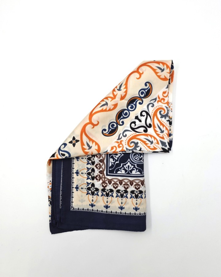 PAÑUELO CUADRADO ESTAMPADO