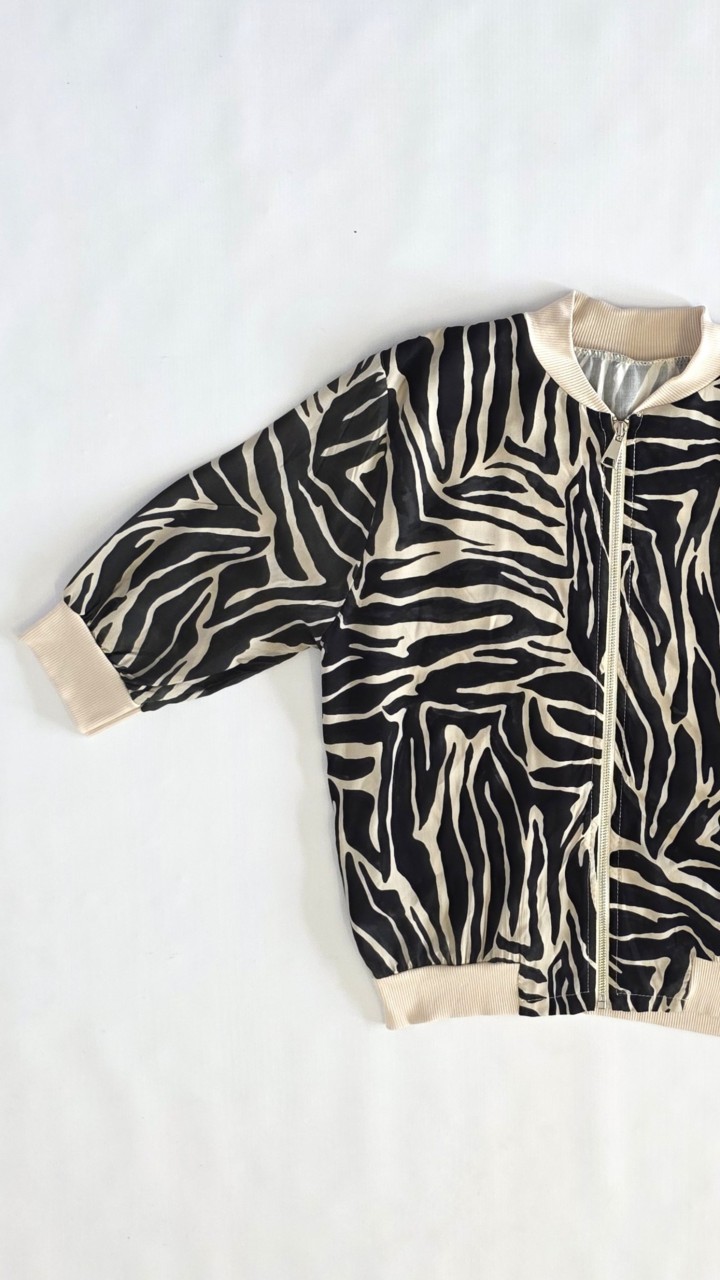 CHAQUETA BOMBER ESTAMPADA