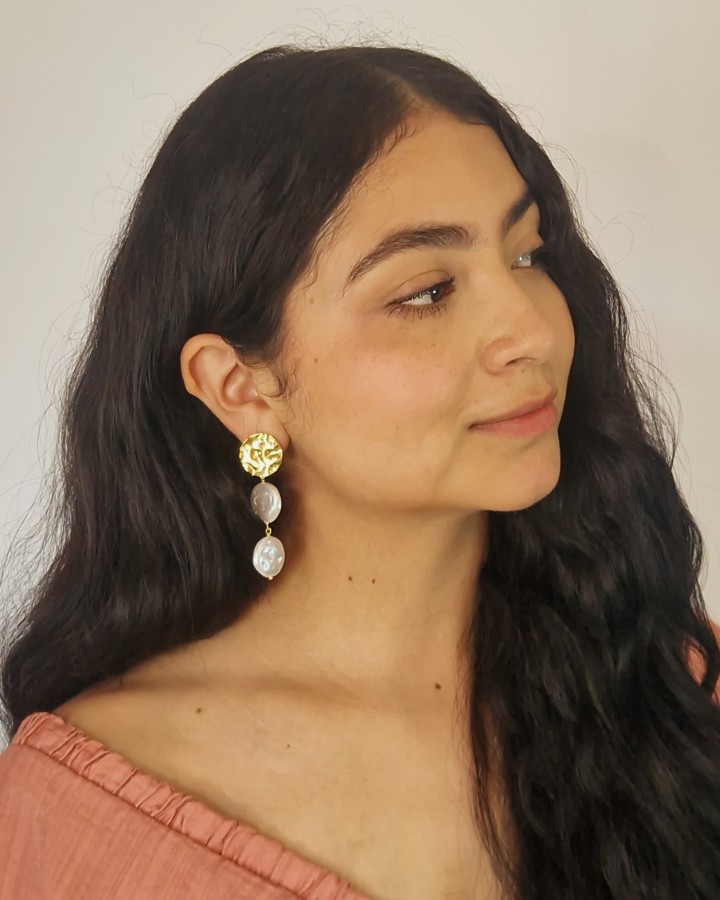 PENDIENTES LARGOS CHAPITAS CON PERLA - ACERO INOXIDABLE